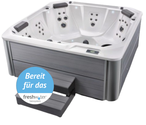 Auf dem Bild ist ein Whirlpool zu sehen, der in einer perspektivischen Ansicht von drei Seiten aufgenommen wurde: die Vorderseite, die rechte Seite und ein Blick in die Wanne. Die Wanne selbst ist alpinweiß und wirkt elegant und modern. Die Außenverkleidung besteht aus grauen, horizontalen Planken, die dem Whirlpool ein stilvolles und zeitloses Erscheinungsbild verleihen. In der Wanne sind verschiedene Massagedüsen sichtbar, die für entspannende Massage sorgen, sowie eine LED-Beleuchtung, die für stimmungsvolles Licht sorgt. Zusätzlich sind komfortable Nackenkissen angebracht, die das Relaxen noch angenehmer machen. Das Bedienfeld, mit dem die verschiedenen Funktionen eingestellt werden können, ist gut sichtbar und leicht zugänglich. Auf dem Bild befindet sich außerdem ein kreisrundes Logo, das darauf hinweist, dass die Whirlpools dieser Serie mit einem Freshwater-Salzsystem ausgestattet werdenkönnen.