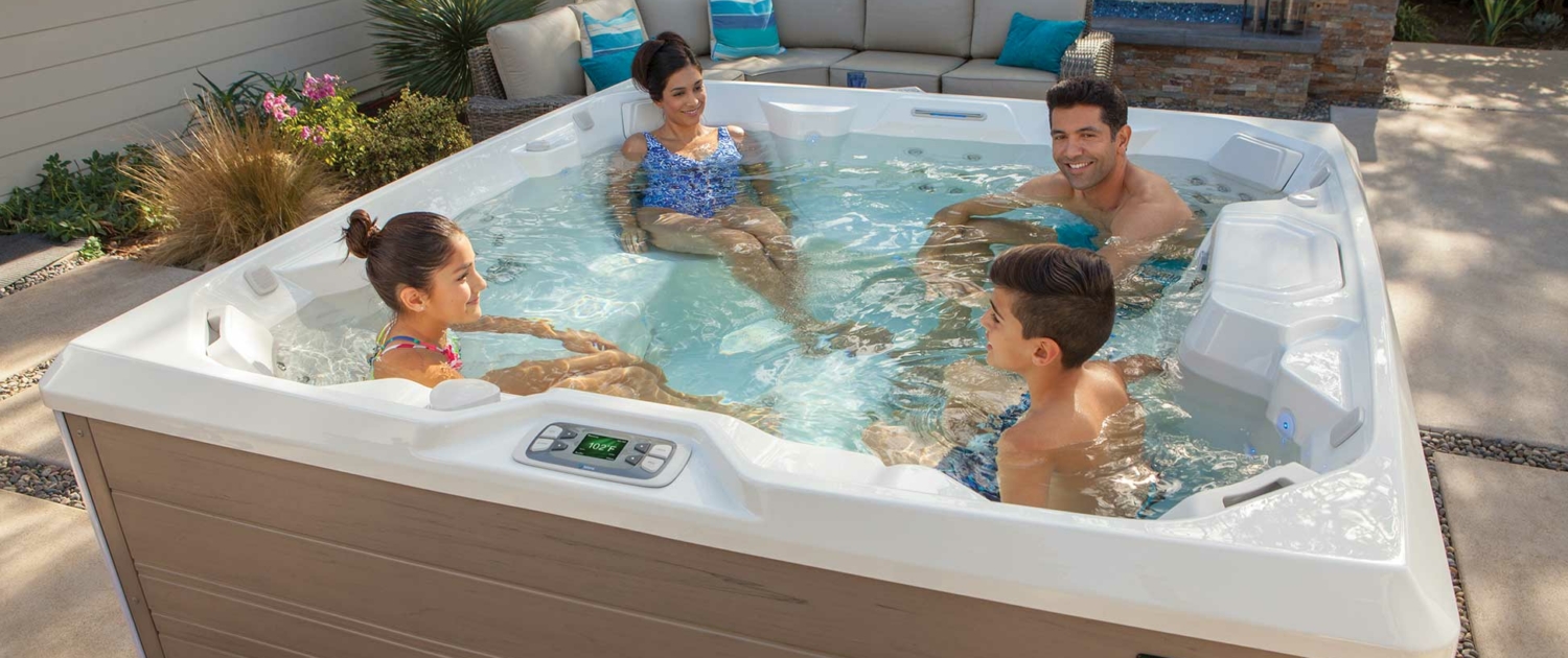Familie im Gartenwhirlpool der Limelight Serie