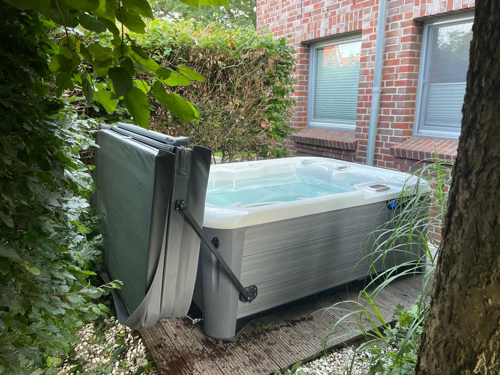 Whirlpool mit Abdeckhilfe CoverCradle auf der Terrasse